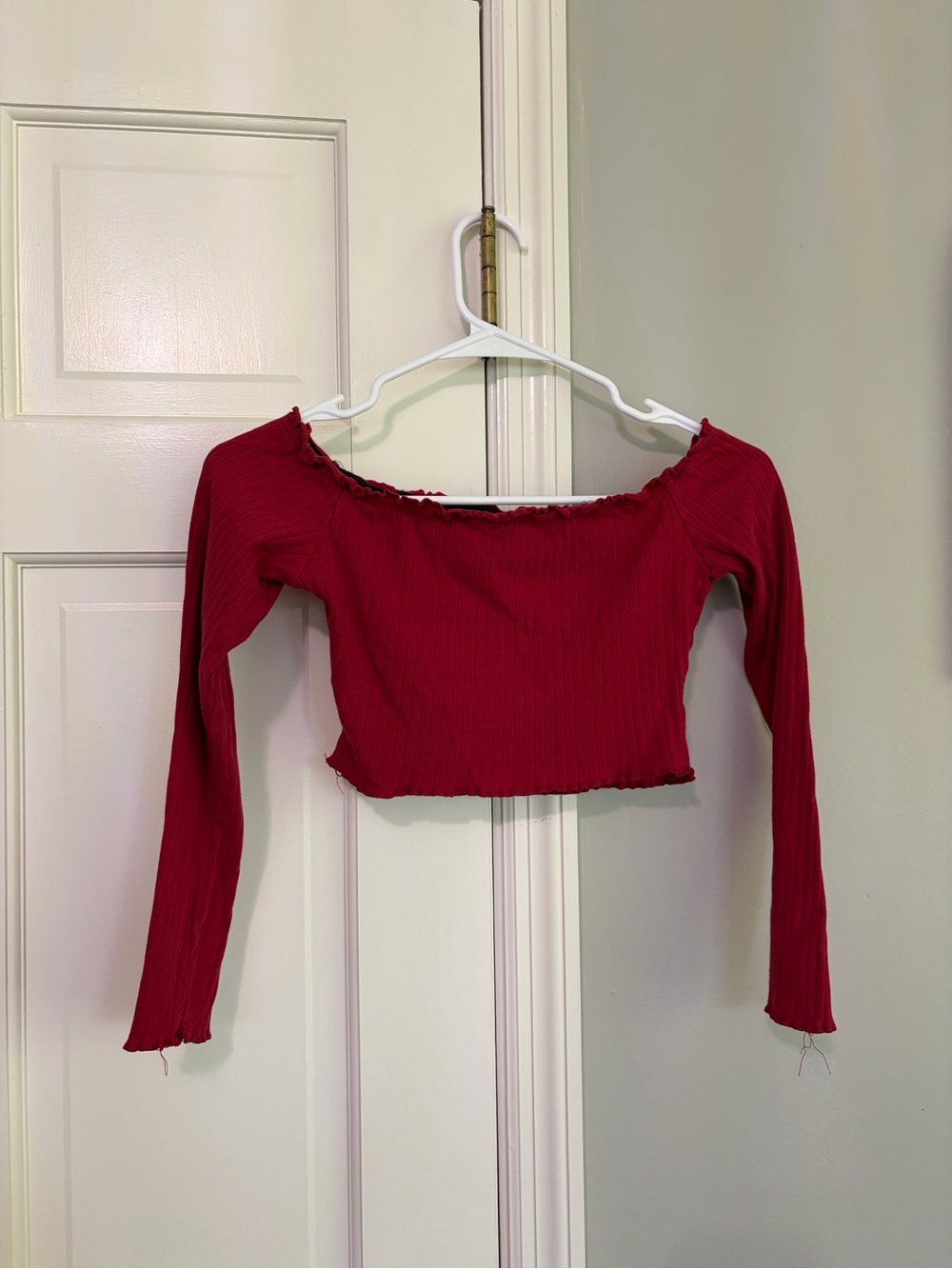 SHEIN Red Ribbed Lettuce-Edge Long-Sleeve Crop Top - Picture 2 of 3